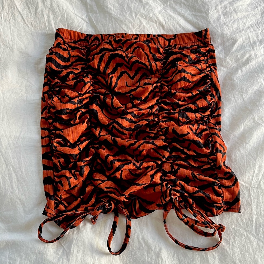 Boohoo tiger print ruched bodycon skirt in orange and black size 6